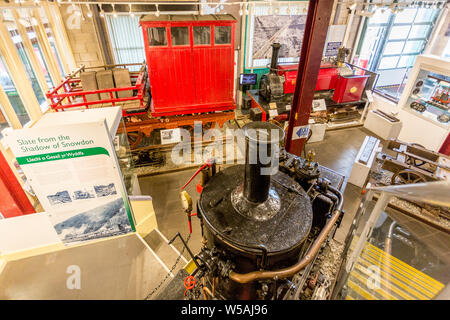 Vue de l'intérieur du Musée du chemin de fer à voie étroite basée à Tywyn sur le quai de gare ferroviaire Talyllyn, Gwynedd, Pays de Galles, Royaume-Uni Banque D'Images