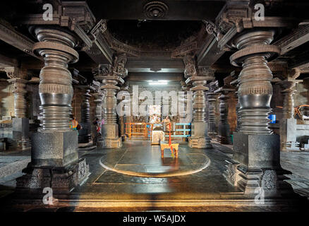 Interior shot de Chennakesava temple, Belur temple de Jain, Hassan, Karnataka, Inde Banque D'Images