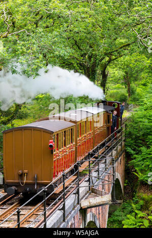 Le 1866 0-4-0T loco vapeur olgoch "passage" sur le viaduc Dolgoch Talyllyn - le premier chemin de fer du patrimoine préservé, Gwynedd, Pays de Galles, Royaume-Uni Banque D'Images