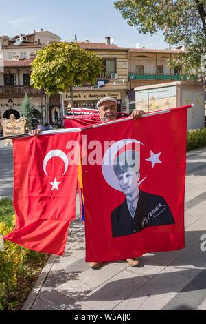 Antalya, Turquie - 19 octobre 2018 : un homme vend des drapeaux nationaux et des drapeaux turcs avec portrait d'Atatürk, fondateur de la République turque, sur Banque D'Images