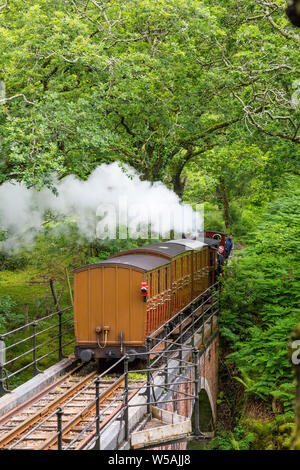 Le 1866 0-4-0T loco vapeur olgoch "passage" sur le viaduc Dolgoch Talyllyn - le premier chemin de fer du patrimoine préservé, Gwynedd, Pays de Galles, Royaume-Uni Banque D'Images