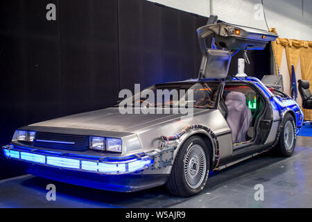 Londres - le 27 juillet 2019 : Le 1982 de la DeLorean 1985 film Retour vers le futur est à l'affiche au cours de la London Film & Comic Con 2019 à l'Olympia Exhibition Centre, 75015. Utilisez uniquement éditoriale Banque D'Images