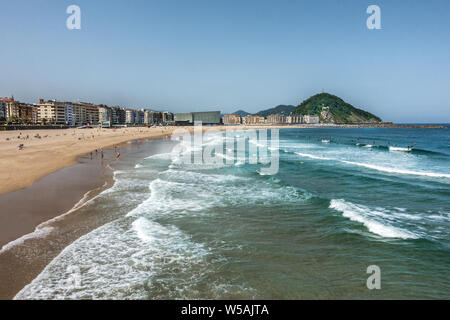 La plage de Zurriola à San Sebastian en Espagne Banque D'Images