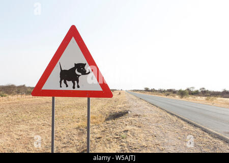 Désert du Kalahari, la Namibie - août 05, 2018 : Signe de danger de porc sauvage en Namibie road Banque D'Images