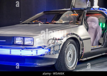 Londres - le 27 juillet 2019 : Le 1982 de la DeLorean 1985 film Retour vers le futur est à l'affiche au cours de la London Film & Comic Con 2019 à l'Olympia Exhibition Centre, 75015. Utilisez uniquement éditoriale Banque D'Images