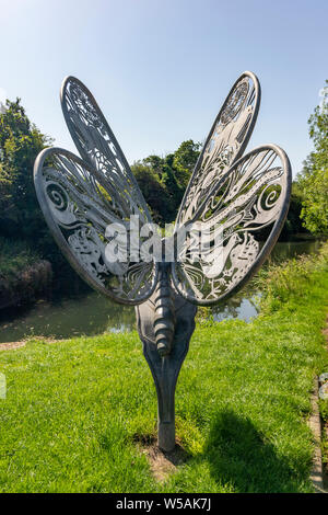 Une sculpture en acier galvanisé d'un papillon - Chichester Ship Canal, Chichester, West Sussex, UK. Banque D'Images