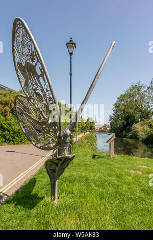 Une sculpture en acier galvanisé d'un papillon - Chichester Ship Canal, Chichester, West Sussex, UK. Banque D'Images