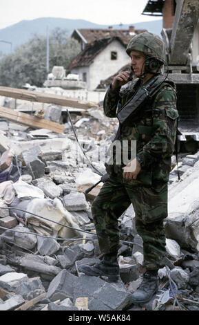 25 avril 1993 pendant la guerre en Bosnie : dans la région de Stari Vitez, un soldat britannique de the Cheshire Regiment se trouve dans les décombres de la guerre de Bosnie, la présidence, démolie par un camion piégé quelques jours plus tôt. Il est à regarder l'opération pour récupérer les corps. Banque D'Images