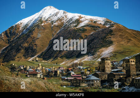 Champs et prairies avec des vaches contre Svan Towers à Ushguli et en automne à jour ensoleillé. Caucase, Upper Svaneti, Georgia. L'Ushguli commune se compose Banque D'Images