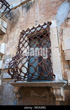 La fenêtre de l'ancien Palais Caetani à Sermoneta, Latina, Latium, Italie Banque D'Images