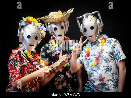 Les gens de caractère comme perdu Cybermen du docteur qui, au cours de la MCM Manchester Comic Con qui voir des milliers de fans de science-fiction, les joueurs, les collectionneurs de bandes dessinées, les cinéphiles et les amateurs d'anime visiter Manchester Central. Banque D'Images