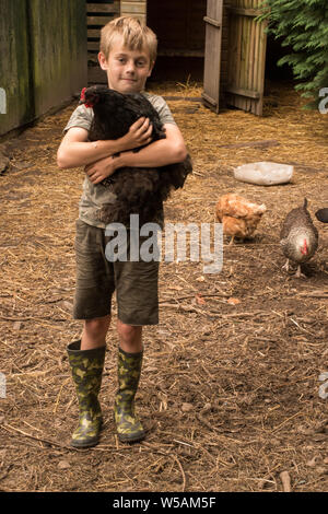 Jeune garçon avec ses poulets. Banque D'Images