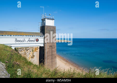 Ascenseur menant à la Grotte Marsden pub sur la plage de sable de Marsden Bay sur la côte près de South Shields South Tyneside, Tyne et Wear Banque D'Images