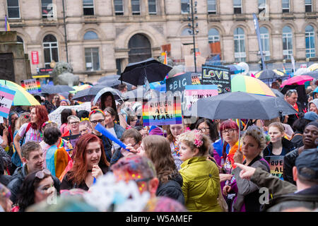 Liverpool, Royaume-Uni. Le 27 juillet 2019. Des milliers de personnes, malgré la pluie, s'est joint à une manifestation dans le centre-ville de Liverpool le Samedi, Juillet 27, 2019 pour célébrer + et ses LGBT communauté active sous le slogan "Venez comme vous êtes'. L'événement est organisé chaque année en commémoration de la mort de Michael à l'origine des dommages, un jeune homme gai qui a été assassiné dans la ville en 2008. Crédit : Christopher Middleton/Alamy Live News Banque D'Images