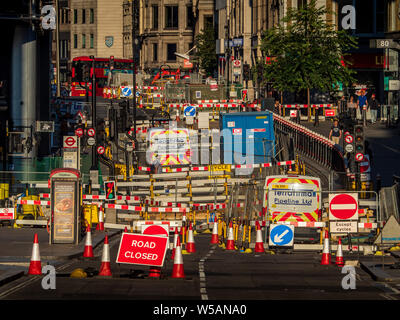 Travaux routiers de la ville de Londres - travaux routiers London - London travaux routiers sur Cannon Street dans la ville de Londres Banque D'Images