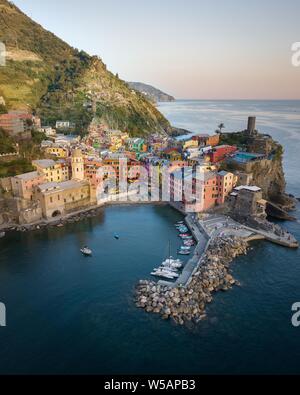Voir Vernazza, vue aérienne, maisons colorées, port, Cinque Terre, ligurie, italie Banque D'Images