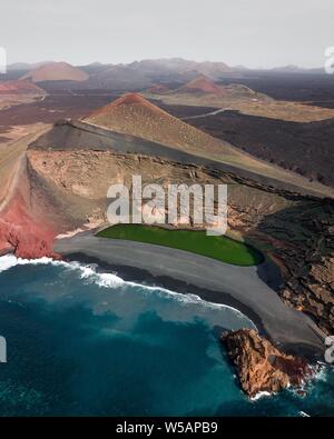 Charco de los Clicos, el Lago Verde, vert lagon, près d'El Golfo, drone abattu, Lanzarote, îles Canaries, Espagne Banque D'Images