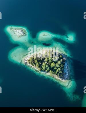 Petite île dans le lac Eibsee, tortue sinel, drone abattu, Garmisch-Partenkirchen, Allemagne Banque D'Images