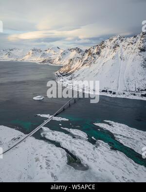 Gimsoystraumen Bridge en hiver, Gimsoy Bridge, drone abattu, Gimsoy, Lofoten, Norvège Banque D'Images