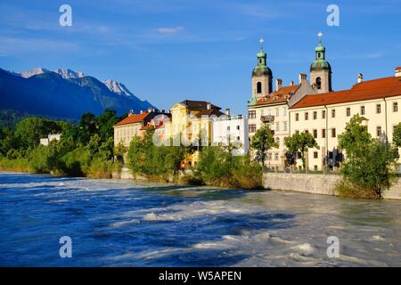 Inn et de la cathédrale dans la vieille ville, Innsbruck, Tyrol, Autriche Banque D'Images