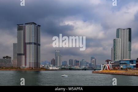 Vue de la baie de Tokyo et gratte-ciel, Ville Koto, Tokyo, Japon Banque D'Images