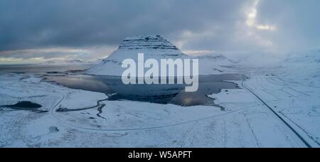 Kirkjufell, célèbre montagne sur la péninsule de Snæfellsnes, drone abattu, l'Islande Banque D'Images