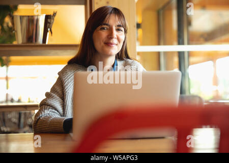 Femme au travail sur un ordinateur portable sur un espace confortable Banque D'Images