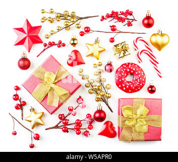 Fond de Noël avec décoration rouge et or isolé sur blanc. Composition de noël et nouvel an, plat lay, vue d'en haut Banque D'Images