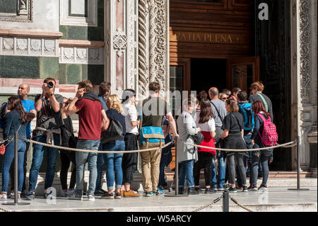 Florence, Italie - 7 Avril 2018 : les touristes en attente d'attente à l'entrée de la cathédrale Santa Maria del Fiore, à Florence. Banque D'Images