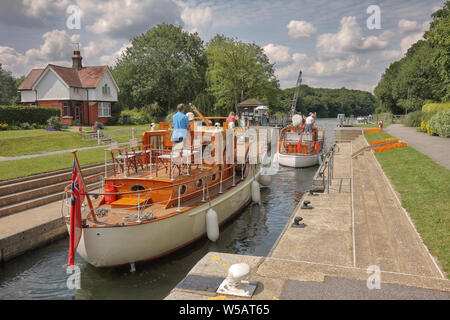 Bray Lock sur la Tamise avec des bateaux de passage Banque D'Images