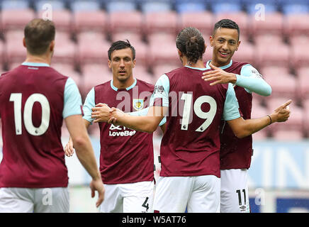 Burnley's Dwight McNeil (à droite) célèbre marquant son 2e but des équipes lors de la pré-saison match amical au stade DW, Wigan. Banque D'Images