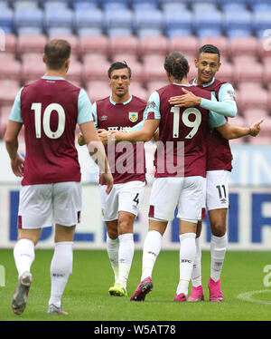 Burnley's Dwight McNeil (à droite) célèbre marquant son 2e but des équipes lors de la pré-saison match amical au stade DW, Wigan. Banque D'Images