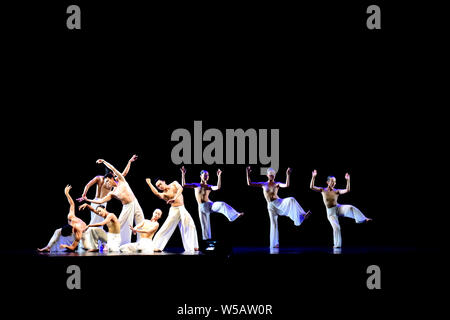 Taipei, Taiwan. 27 juillet, 2019. Des artistes de la Cloud Gate Dance Theatre Troupe effectuer à Taipei, Taiwan de la Chine du sud-est, le 27 juillet 2019. Credit : Zhu Xiang/Xinhua/Alamy Live News Banque D'Images