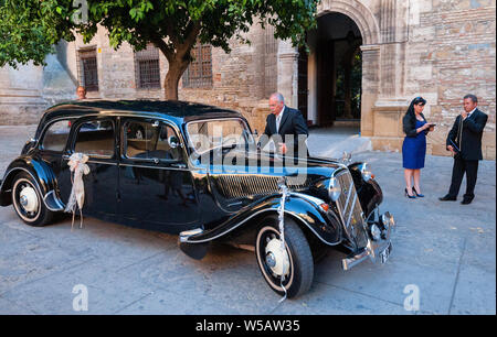 Citroen Traction Avant classique en stationnement pour un mariage à Málaga, Andalousie, Espagne Banque D'Images