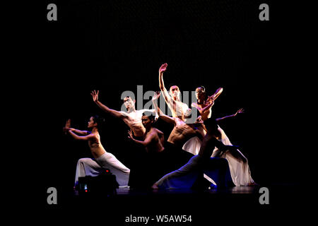 Taipei, Taiwan. 27 juillet, 2019. Des artistes de la Cloud Gate Dance Theatre Troupe effectuer à Taipei, Taiwan de la Chine du sud-est, le 27 juillet 2019. Credit : Zhu Xiang/Xinhua/Alamy Live News Banque D'Images