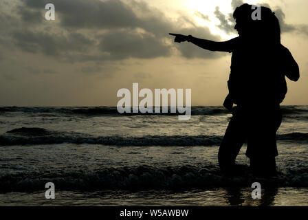 Silhouette de couple sur la plage Banque D'Images