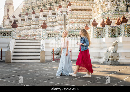 Belles femmes visiter attractions et sites touristiques de Bangkok en Thaïlande - Les jeunes heureux touristes à la découverte d'une ville du sud-est asiatique Banque D'Images