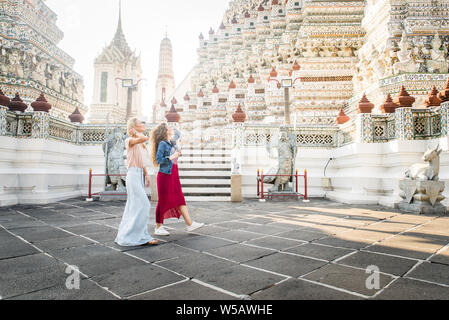 Belles femmes visiter attractions et sites touristiques de Bangkok en Thaïlande - Les jeunes heureux touristes à la découverte d'une ville du sud-est asiatique Banque D'Images