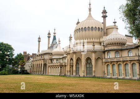 Avis de Brighton pavillion sur pelouse Banque D'Images