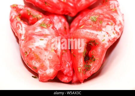 Pinces de crabe dans l'huile au vinaigre isolé sur fond blanc. Close up Banque D'Images