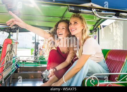 Belles femmes visiter attractions et sites touristiques de Bangkok en Thaïlande - Les jeunes heureux touristes à la découverte d'une ville du sud-est asiatique Banque D'Images