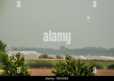 Aéroport De Gatwick, Horley, West Sussex, Royaume-Uni. 27 juillet 2019..revenir à la normale, occupé, les opérations sous de fortes pluies après des tempêtes record de chaleur et de foudre ont créé des ravages dans les systèmes de transport britanniques. . Banque D'Images