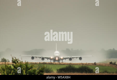 Aéroport De Gatwick, Horley, West Sussex, Royaume-Uni. 27 juillet 2019..revenir à la normale, occupé, les opérations sous de fortes pluies après des tempêtes record de chaleur et de foudre ont créé des ravages dans les systèmes de transport britanniques. . Banque D'Images