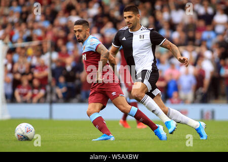 Londres, Royaume-Uni. 27 juillet, 2019. Manuel Lanzini de West Ham United (L) en action avec Aleksandr Mitrovic de Fulham (R). La pré-saison match amical de football, Fulham v West Ham United au Craven Cottage à Londres le samedi 27 juillet 2019. Ce droit ne peut être utilisé qu'à des fins rédactionnelles. Usage éditorial uniquement, licence requise pour un usage commercial. Aucune utilisation de pari, de jeux ou d'un seul club/ligue/dvd publications. pic par Steffan Bowen/Andrew Orchard la photographie de sport/Alamy live news Crédit : Andrew Orchard la photographie de sport/Alamy Live News Banque D'Images