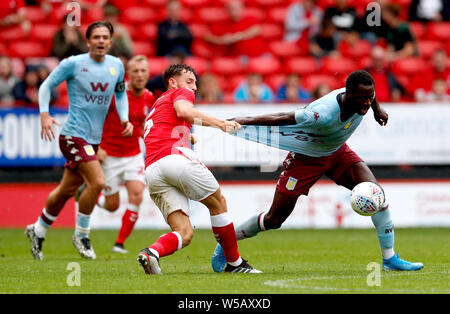 L'Aston Villa Keinan Davis (à droite) et Charlton Athletic's Tom Lockyer bataille pour la balle durant le match amical de pré-saison à La Vallée, Londres. Banque D'Images