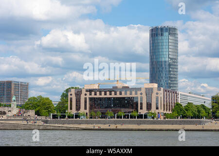 COLOGNE, ALLEMAGNE - le 12 mai : La Tour Triangle à Cologne, Allemagne, le 12 mai 2019. Le bâtiment a été conçu par Doerte Gatermann, construit en 2006. Banque D'Images