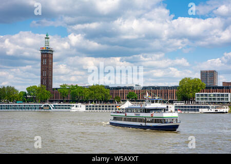 COLOGNE, ALLEMAGNE - le 12 mai : bateau sur le Rhin à Cologne, Allemagne, le 12 mai 2019. Banque D'Images