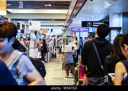 Bangkok, THAÏLANDE - 30 Sep 2017 : les voyageurs et passager dans la ligne sont en attente d'enregistrement à l'Aéroport International de Donmuang, Bangkok, Thaïlande. Banque D'Images