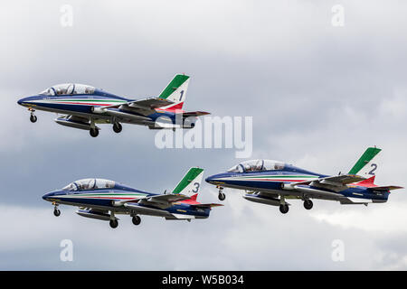 L'équipe de démonstration de la Force aérienne italienne Frecce Tricolori capturés à la 2019 Royal International Air Tattoo à Fairford de la RAF. Banque D'Images