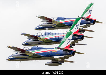 L'équipe de démonstration de la Force aérienne italienne Frecce Tricolori capturés à la 2019 Royal International Air Tattoo à Fairford de la RAF. Banque D'Images